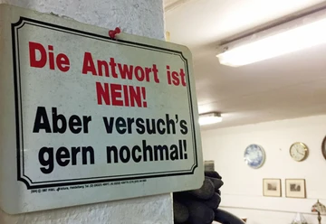 IMG_1076 (c) Mailin Knoke_Erlebnis Bremerhaven_WEB.jpg Schild mit Aufschrift: Die Antwort lautet Nein! Aber versuch's gern nochmal!