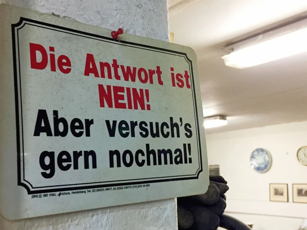IMG_1076 (c) Mailin Knoke_Erlebnis Bremerhaven_WEB.jpg Schild mit Aufschrift: Die Antwort lautet Nein! Aber versuch's gern nochmal!