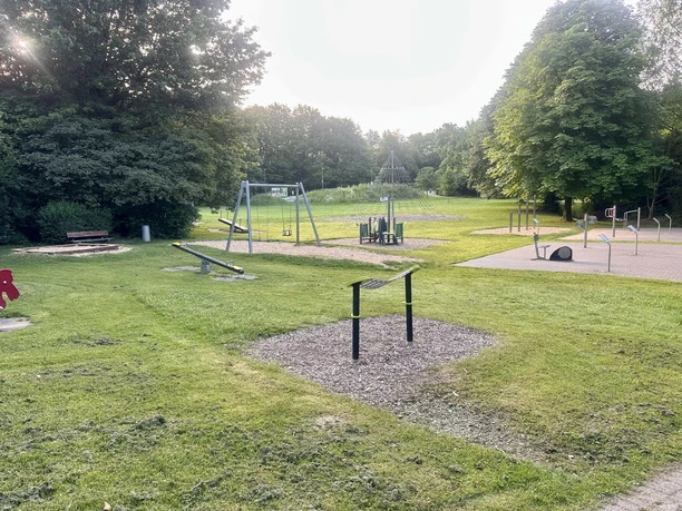 Freizeitpark Lindlar Spielplatz im Freizeitpark Lindlar mit Wiesen, Schaukeln, Klettergerät und Bäumen