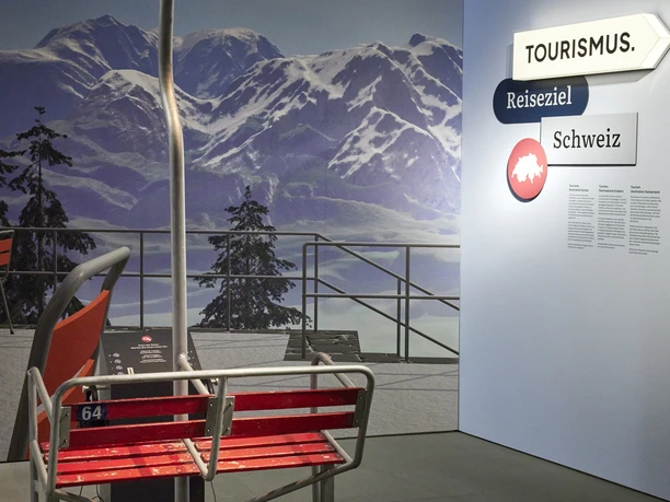 Blick in die Ausstellung "Tourismus. Reiseziel Schweiz"
