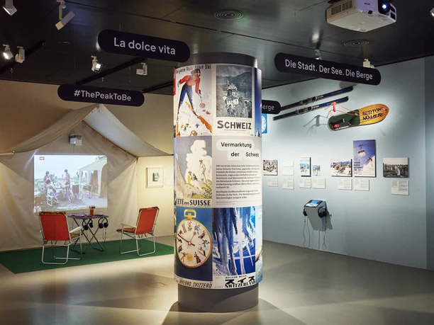 Blick in die Ausstellung "Tourismus. Reiseziel Schweiz"