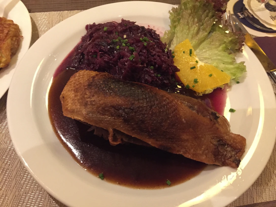 Entenbrust Entenbrust auf einem Teller mit Rotkohl, Orangenscheibe und Soße, serviert mit Salatgarnitur.Duck breast on a plate with red cabbage, orange slice and sauce, served with salad garnish.Andebryst på en tallerken med rødkål, appelsinskive og sauce, serveret med salatgarniture.Eendenborst op een bord met rode kool, sinaasappelschijfje en saus, geserveerd met saladegarnituur.