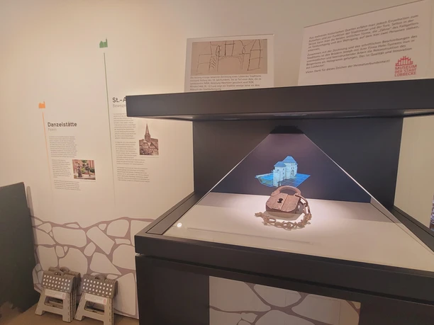 Museum der Stadt Lübbecke Vorhängeschloss mit Kette in einer Vitrine im Museum der Stadt Lübbecke