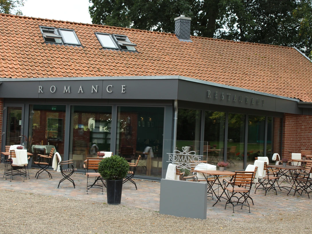 Romance Außenansicht des Restaurants "Romance" mit Terrassenbestuhlung vor einem Backsteingebäude.Exterior view of the "Romance" restaurant with terrace seating in front of a brick building.Udsigt til restauranten "Romance" med siddepladser på terrassen foran en murstensbygning.Buitenaanzicht van het restaurant "Romance" met terraszitplaatsen voor een bakstenen gebouw.