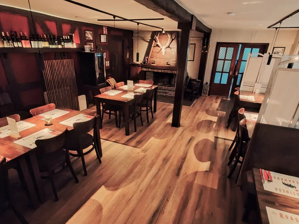Gastraum Roastineer Hotel & Steakhouse, Dodenau Sie sehen den rustikalen und gemütlichen Gastraum des Roastineer Hotel & Steakhouse