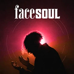 Dunkles Facesoul-Plakat mit Personensilhouette vor pink-orangenem Lichtkranz.