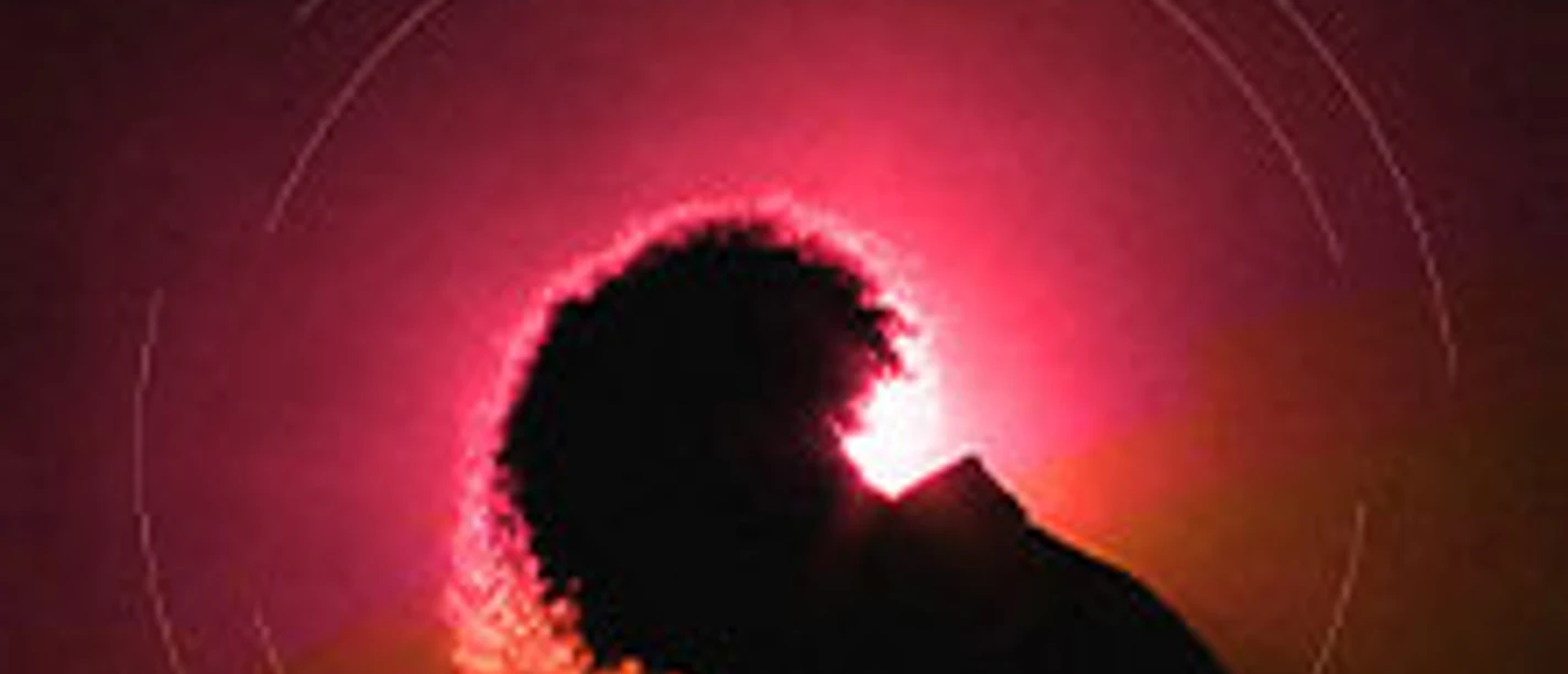 Dunkles Facesoul-Plakat mit Personensilhouette vor pink-orangenem Lichtkranz.