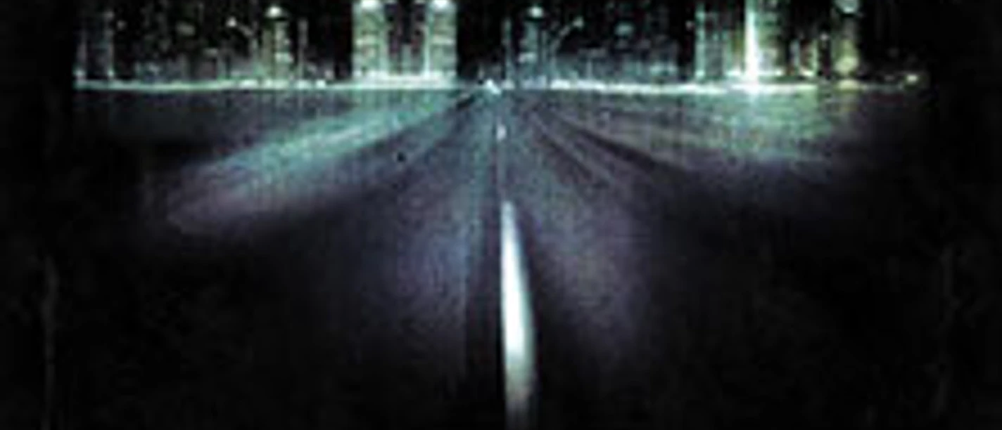 Dunkles Covermotiv mit nächtlicher Straße, Lichtspuren und Schriftzug „Lost City“