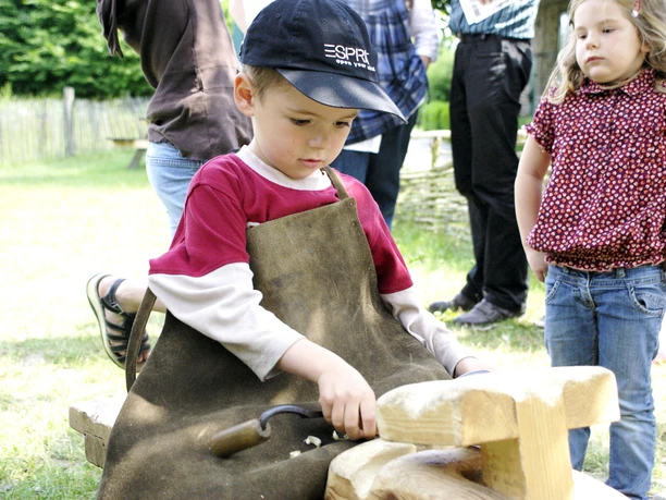 Kinder werken Buchstützen am 5.7. beim Kinderfest Bild FLMK.jpg