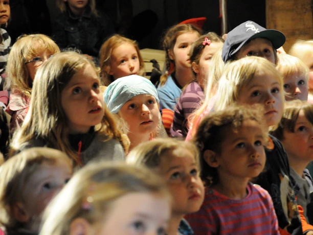 Kinder hören Geschichten beim Kinderfest 5.7. am Kiekeberg, Bild FLMK.jpg