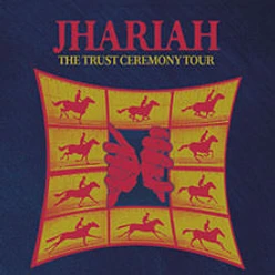 Quadratisches Tourmotiv: roter JHARIAH-Schriftzug über gelben Comicfeldern auf dunklem Grund.