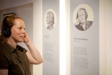 Bild_1_Christina_Dykan_Andres_im_HvFM_im_M2K.jpg Christina Dykan Andrés lädt ein, mehr über Hoffmann von Fallersleben zu erfahren (Foto: Hoffmann-von-Fallersleben-Museum im M2K)