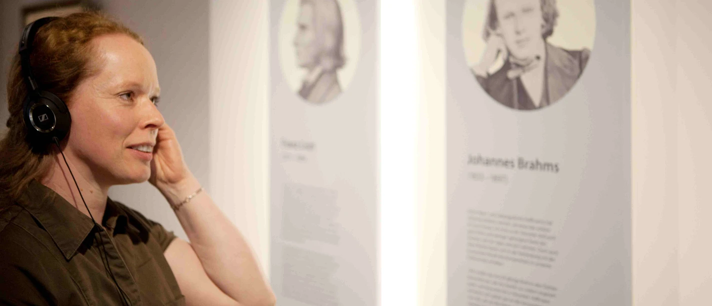 Bild_1_Christina_Dykan_Andres_im_HvFM_im_M2K.jpg Christina Dykan Andrés lädt ein, mehr über Hoffmann von Fallersleben zu erfahren (Foto: Hoffmann-von-Fallersleben-Museum im M2K)
