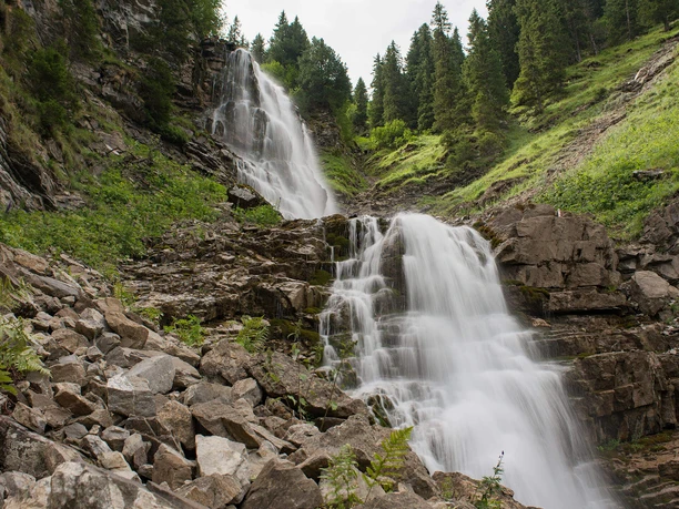 Der wilde Gurbsbachfall im Naturpark Diemtigtal Bergbach fällt in Kaskaden den Fels hinunter