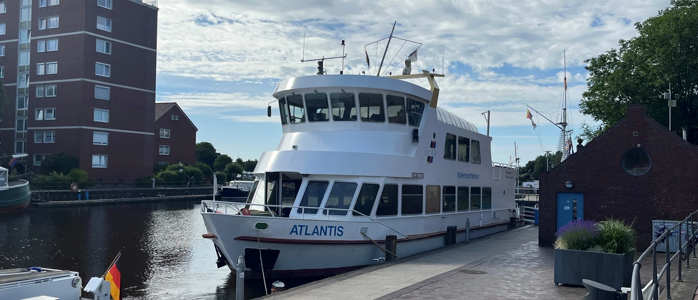 MS Atlantis.jpg Das Ausflugsschiff "MS Atlantis" am Anleger am Hafentor