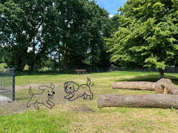 Hundefreilauffläche am Hahnentanger See Eingezäunte Hundefreilauffläche mit Bäumen und Baumstämmen. Zwei gezeichnete Hunde toben.