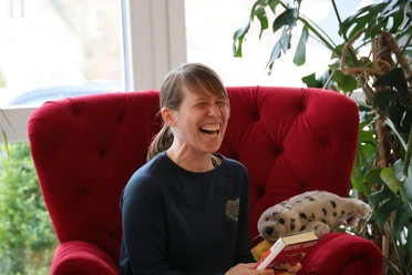 Bücher-Karaoke in der Bibliothek am Meer