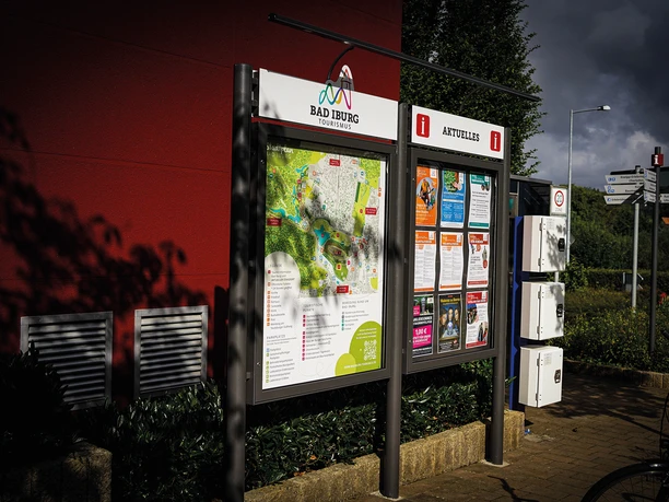 Informationstafel vor der Tourist-Information Informationstafel mit Stadtplan vor der Tourist-information Bad Iburg