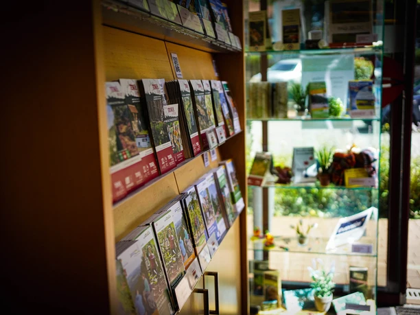 Auslage mit Wander- und Radkarten in der Tourist-Information Bad Iburg