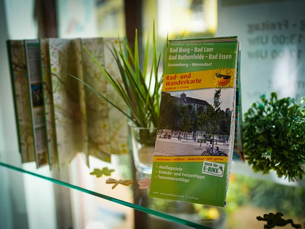 Wanderkarten im Schaufenster der Tourist-Information Bad Iburg