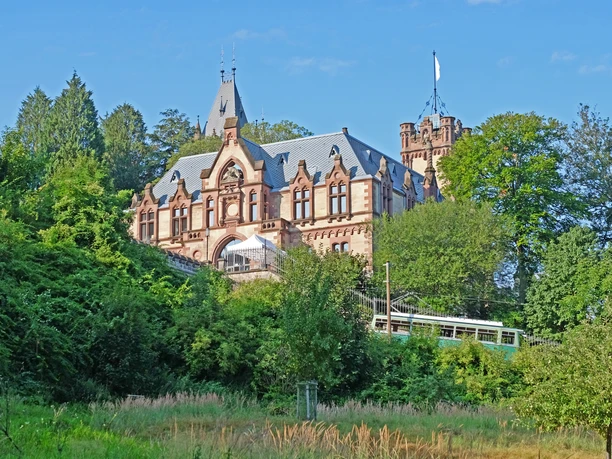 Drachenfelsbahn mit Schloss Drachenburg