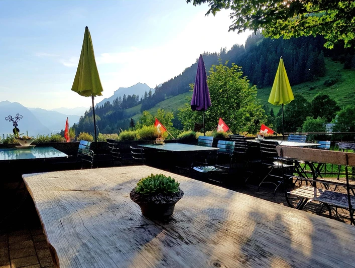 berghaus-planalp-terrasse-tische-sommerabend