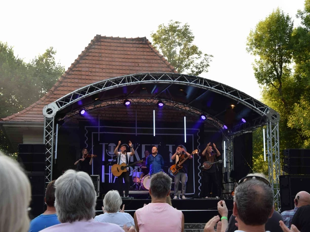 20260620_Ticket_to_Happiness4_Foto_Stadt_Wolfsburg.jpg Sommerbühne mit Publikum