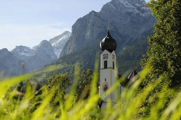Kirche im Sommer