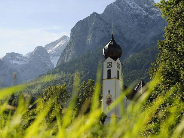Kirche im Sommer
