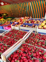 Obststand, Erdbeeren und Äpfel