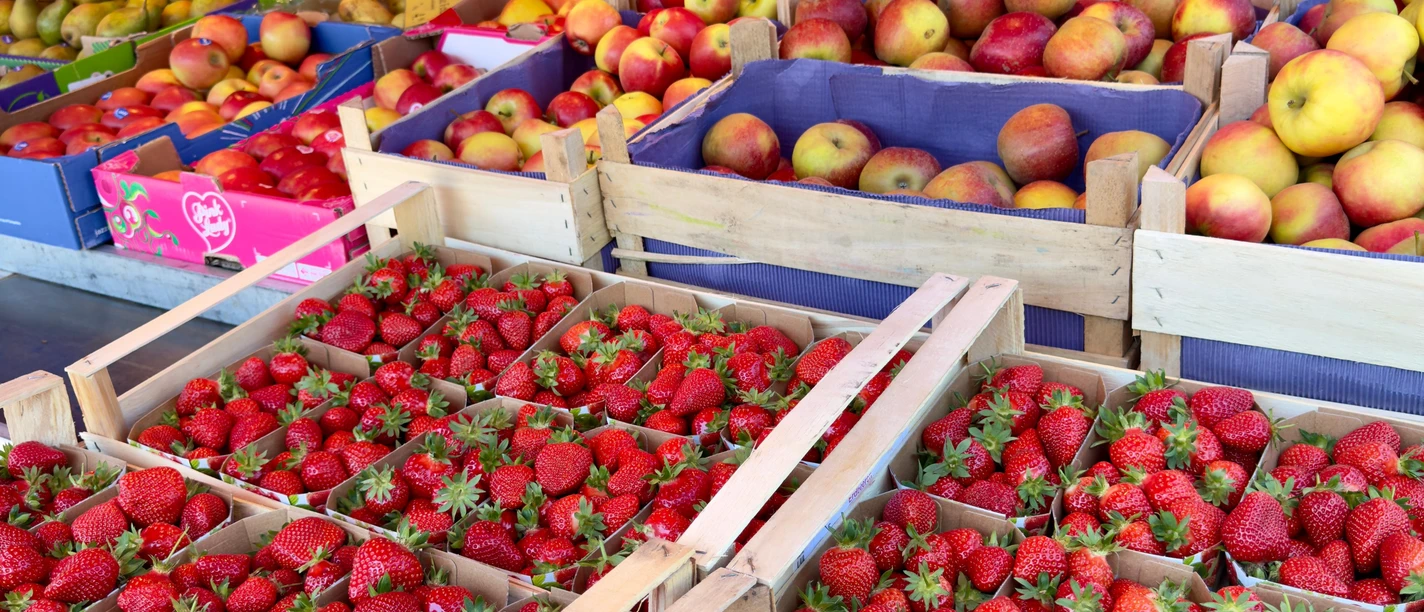 Obststand, Erdbeeren und Äpfel