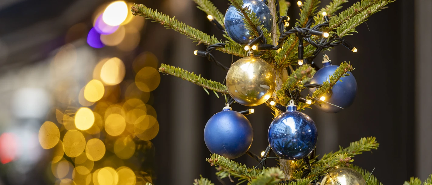 Adventszeit in Köln Geschmückter Weihnachtsbaum mit blauen und goldenen Kugeln und warmen Lichtern