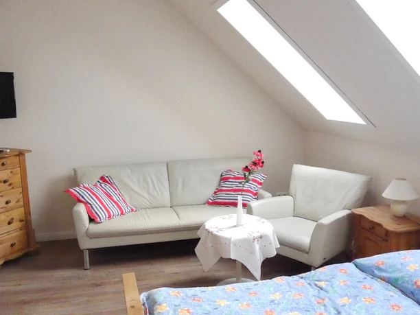 Pakirnis Zimmer.JPG Zimmer der Ferienwohnung mit Sofas und Tisch