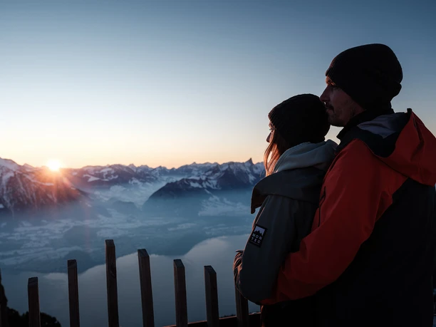 niederhorn-gipfel-paar-winter-aussicht-sonnenuntergang.jpg