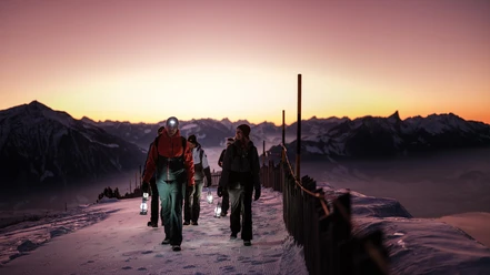niederhorn-laternenwanderung-sonnenuntergang-gruppe-unterwegs-laternen.jpg