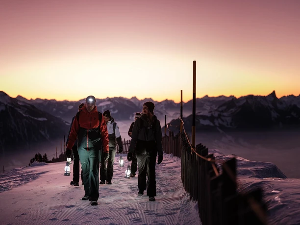 niederhorn-laternenwanderung-sonnenuntergang-gruppe-unterwegs-laternen.jpg