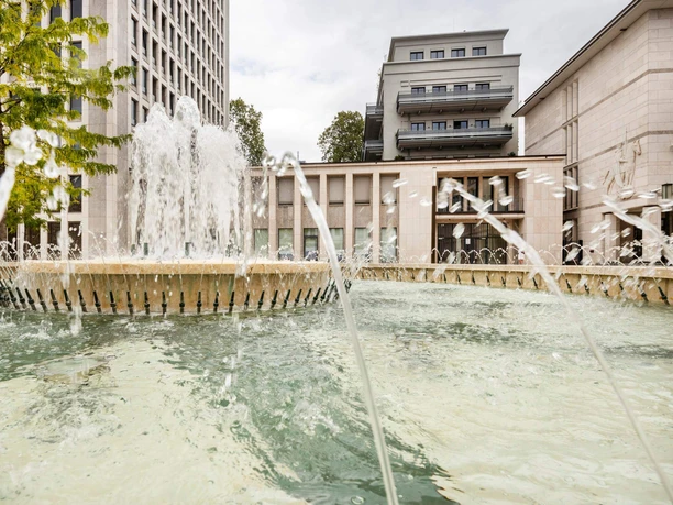 Gerling Quarter Fountain in the Gerling Quarter, with light-colored facades and modern buildings in Cologne