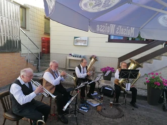 Südharzer Bläserquartett 2.jpg Südharzer Bläserquartett auf der Restaurantterrasse