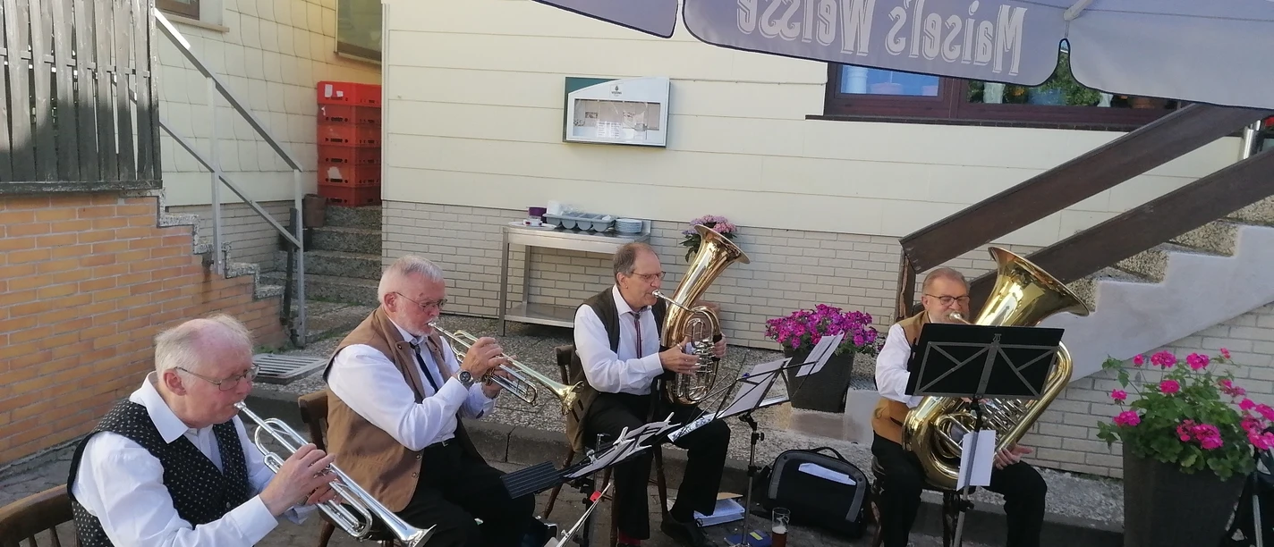 Südharzer Bläserquartett 2.jpg Südharzer Bläserquartett auf der Restaurantterrasse