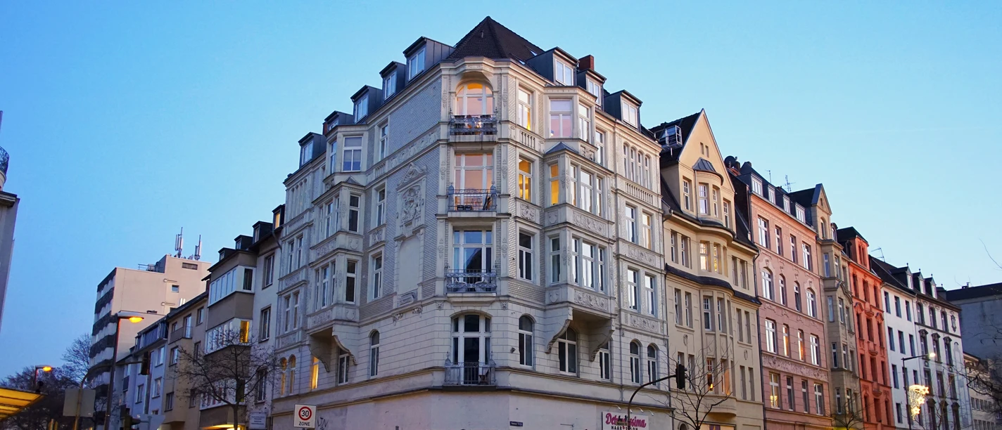 Historische Altbauten an einer Straßenecke in Köln-Nippes bei Abendlicht