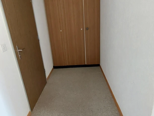 Eingangstüre - Mittlerer Schrank für Gäste