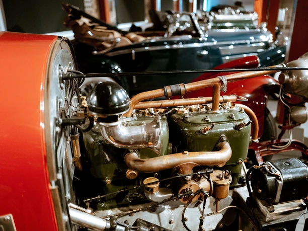 Fahrzeugmotor in der SCHATZKAMMER PS.SPEICHER in Einbeck Historischer Fahrzeugmotor mit Kupferrohren in der SCHATZKAMMER PS.SPEICHER.