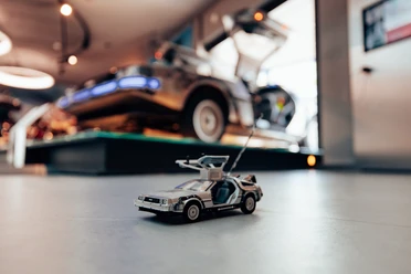 Modellauto DeLorean vor großem Ausstellungsfahrzeug im PS.SPEICHER.