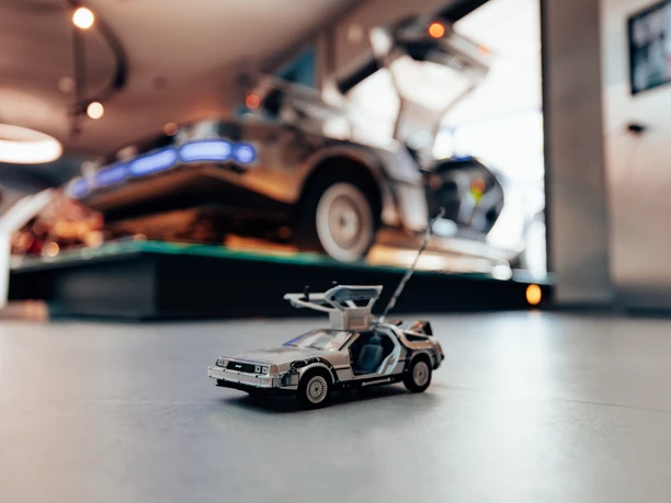 Modellauto DeLorean vor großem Ausstellungsfahrzeug im PS.SPEICHER.
