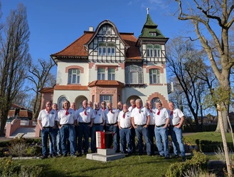Schlüsenchor vor Villa Gehben Altenbruch Der Olenbrooker Schlüsenchor in Seemannskleidung mit Akkordeon vor der Villa Gehben in Altenbruch.