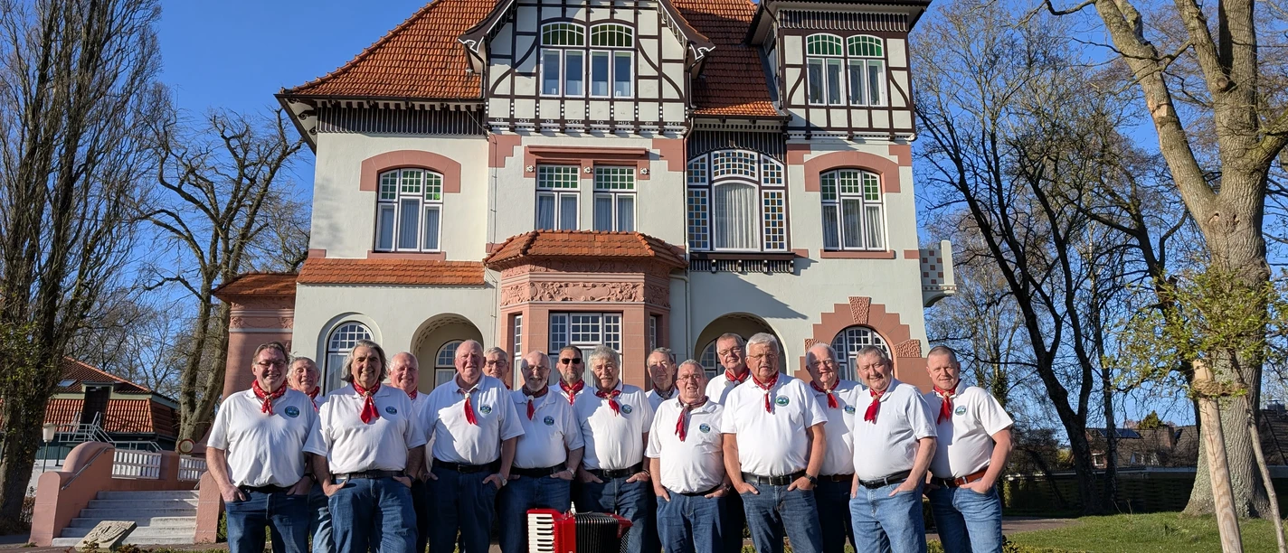 Schlüsenchor vor Villa Gehben Altenbruch Der Olenbrooker Schlüsenchor in Seemannskleidung mit Akkordeon vor der Villa Gehben in Altenbruch.
