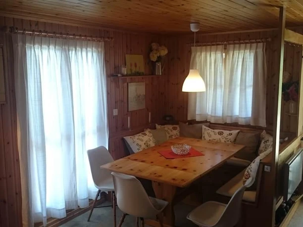 Essbereich mit ausziehbarem Tisch