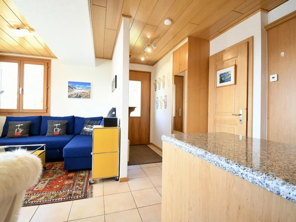 Blick ins Wohnzimmer und den Eingang