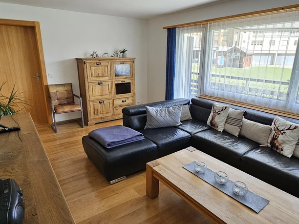 Wohnraum mit TV und Südbalkon