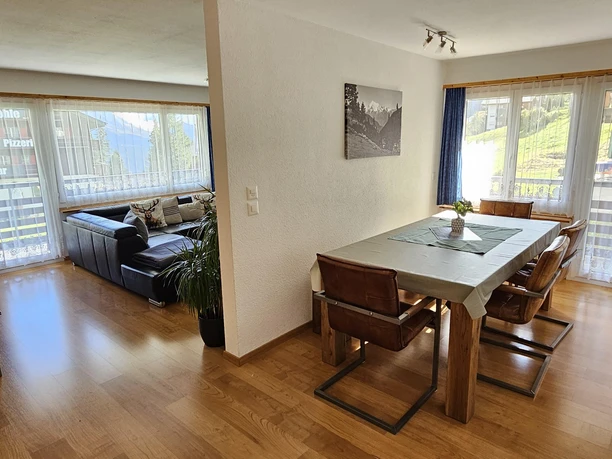 Essbereich mit offener Küche und Westbalkon
